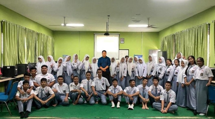 Dosen Fasilkom Unilak Bekali Siswa SMK 5 Pekanbaru Keahlian Bangun Website Berbasis AI
